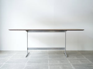 Arne Jacobsen（アルネ・ヤコブセン）のテーブル モデル3515真横