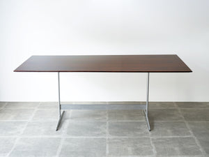 Arne Jacobsen（アルネ・ヤコブセン）のテーブル モデル3515