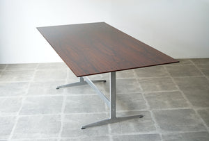 Arne Jacobsen（アルネ・ヤコブセン）のテーブル モデル3515の希少なブラジリアンローズウッド材