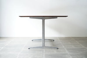 Arne Jacobsen（アルネ・ヤコブセン）のテーブル モデル3515の側面