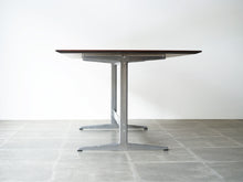 画像をギャラリービューアに読み込む, Arne Jacobsen（アルネ・ヤコブセン）のテーブル モデル3515の側面
