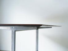 画像をギャラリービューアに読み込む, Arne Jacobsen（アルネ・ヤコブセン）のテーブル モデル3515の天板

