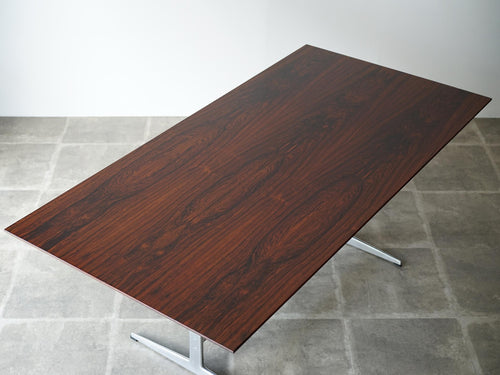 Arne Jacobsen（アルネ・ヤコブセン）のテーブル モデル3515のブラジリアンローズウッドの天板