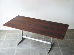 Arne Jacobsen（アルネ・ヤコブセン）のテーブル モデル3515の天板はブラジリアンローズウッド