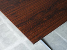 画像をギャラリービューアに読み込む, Arne Jacobsen（アルネ・ヤコブセン）のテーブル モデル3515のブラジリアンローズウッドの天板の角
