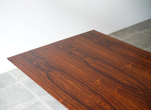 Arne Jacobsen（アルネ・ヤコブセン）のテーブル モデル3515のブラジリアンローズウッドの天板
