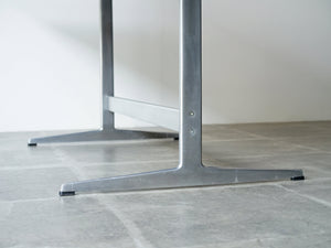 Arne Jacobsen（アルネ・ヤコブセン）のテーブル モデル3515の脚