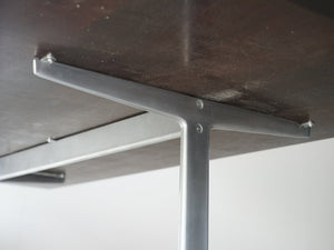 Arne Jacobsen（アルネ・ヤコブセン）のテーブル モデル3515のフレームと天板裏面