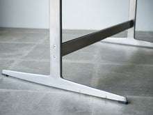 画像をギャラリービューアに読み込む, Arne Jacobsen（アルネ・ヤコブセン）のテーブル モデル3515の脚

