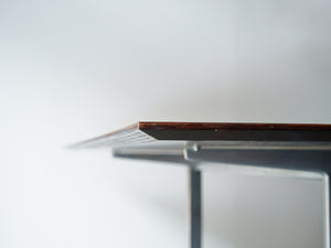 Arne Jacobsen（アルネ・ヤコブセン）のテーブル モデル3515のブラジリアンローズウッドの天板の角の側面