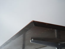 画像をギャラリービューアに読み込む, Arne Jacobsen（アルネ・ヤコブセン）のテーブル モデル3515の角
