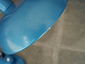 ハンガリーデザイン 青いテーブルランプ バウハウスデザイン家具 Marianne Brandt マリアンネブラントの照明のシェードにある塗装剥がれ