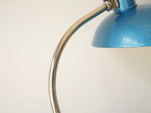 ハンガリーデザイン 青いテーブルランプ バウハウスデザイン家具 Marianne Brandt マリアンネブラントの照明のアーム