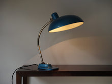 画像をギャラリービューアに読み込む, ハンガリーデザイン 青いテーブルランプ バウハウスデザイン家具 Marianne Brandt マリアンネブラントの照明の点灯イメージ
