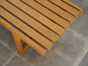 Yngvar Sandström Tokyo illumsBolighus 北欧デザインの木のベンチの座面