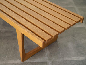 Yngvar Sandström Tokyo illumsBolighus 北欧デザインの木のベンチの座面と脚