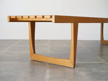 画像をギャラリービューアに読み込む, Yngvar Sandström Tokyo illumsBolighus 北欧デザインの木のベンチの脚
