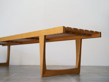 画像をギャラリービューアに読み込む, Yngvar Sandström Tokyo illumsBolighus 北欧デザインの木のベンチの脚
