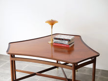 画像をギャラリービューアに読み込む, William Watting ウィリアムワッテン デザイナーズテーブル テーブルの上にPHランプと本
