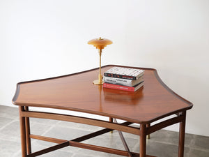 William Watting ウィリアムワッテン デザイナーズテーブル テーブルの上にPHランプと本
