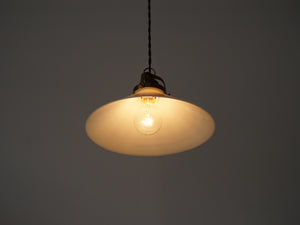 デンマークデザインのペンダントライト ガラスと真鍮のライト シーリングライト 北欧ビンテージ 吊り下げライト 点灯イメージ