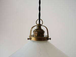 デンマークデザインのペンダントライト ガラスと真鍮のライト シーリングライト 北欧ビンテージ 吊り下げライト 吊り具は真鍮製