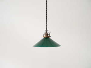 デンマークデザインのペンダントランプ アンティークな吊り下げ照明 シーリングライト グリーンのいシェードと真鍮の金具 レトロな雰囲気
