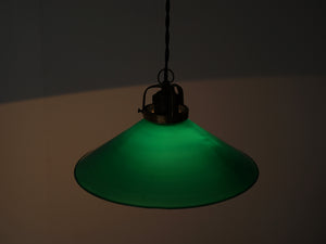 デンマークデザインのペンダントランプ アンティークな吊り下げ照明 シーリングライト 点灯したイメージ