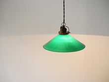 画像をギャラリービューアに読み込む, デンマークデザインのペンダントランプ アンティークな吊り下げ照明 シーリングライト グリーン 点灯イメージ
