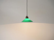 画像をギャラリービューアに読み込む, デンマークデザインのペンダントランプ アンティークな吊り下げ照明 シーリングライト グリーン 点灯イメージ
