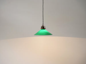 デンマークデザインのペンダントランプ アンティークな吊り下げ照明 シーリングライト グリーン 点灯イメージ