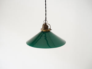 デンマークデザインのペンダントランプ アンティークな吊り下げ照明 シーリングライト グリーンのシェードと真鍮の金具  レトロな雰囲気