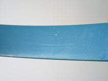 画像をギャラリービューアに読み込む, Børge Mogensen（ボーエ・モーエンセン）のFDB用青いダイニングチェアの背もたれにペンキ跡？
