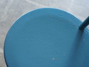Børge Mogensen（ボーエ・モーエンセン）のFDB用青いダイニングチェアの座面は若干凹みが作られている