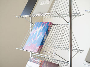 Verner Panton（ヴェルナー・パントン）のM0132ディスプレイスタンド本棚の傾斜と本の陳列