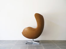 画像をギャラリービューアに読み込む, Arne Jacobsen Egg Chair アルネヤコブセンのエッグチェアの側面 包み込むようなデザイン
