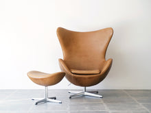 画像をギャラリービューアに読み込む, Arne Jacobsen Egg Chair アルネヤコブセンのエッグチェアとオットマンの正面
