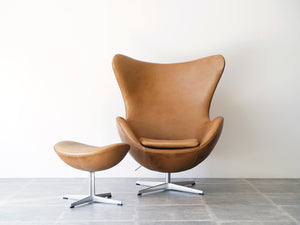 Arne Jacobsen Egg Chair アルネヤコブセンのエッグチェアとオットマンの正面