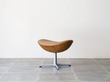画像をギャラリービューアに読み込む, Arne Jacobsen Egg Chair アルネヤコブセンのエッグチェアのオットマン コニャック色のレザー張り
