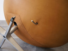 画像をギャラリービューアに読み込む, Arne Jacobsen Egg Chair アルネヤコブセンのエッグチェアのチルト機能
