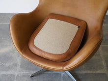 画像をギャラリービューアに読み込む, Arne Jacobsen Egg Chair アルネヤコブセンのエッグチェアの座面裏側
