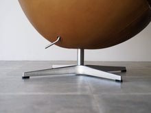 画像をギャラリービューアに読み込む, Arne Jacobsen Egg Chair アルネヤコブセンのエッグチェアのチルト機能
