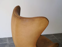 画像をギャラリービューアに読み込む, Arne Jacobsen Egg Chair アルネヤコブセンのエッグチェアの背面
