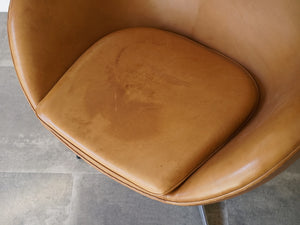 Arne Jacobsen Egg Chair アルネヤコブセンのエッグチェアの座面 レザーは明るいブラウン コニャック色