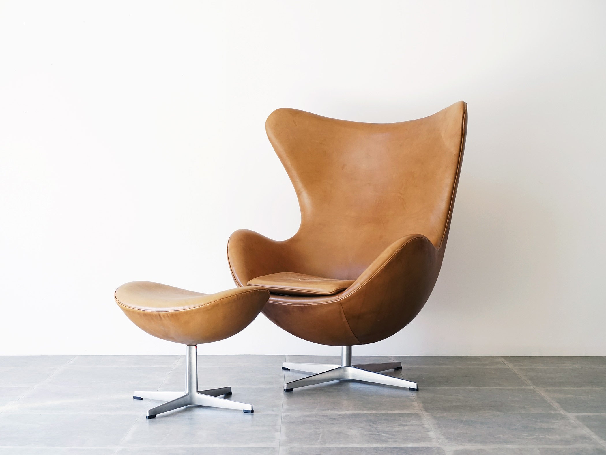 Arne Jacobsen Egg Chair アルネヤコブセンのエッグチェアとオットマン