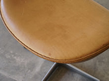 画像をギャラリービューアに読み込む, Arne Jacobsen Egg Chair アルネヤコブセンのエッグチェアのオットマン コニャック色のレザーの座面
