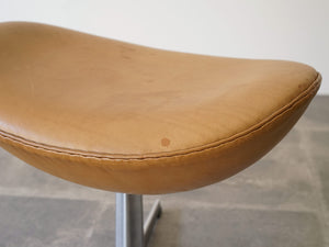 Arne Jacobsen Egg Chair アルネヤコブセンのエッグチェアのオットマン コニャック色 レザー経年によるシミ