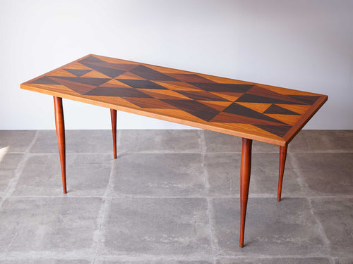 スウェーデンデザインのテーブル脚が細い