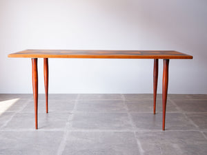 スウェーデンデザインのテーブル