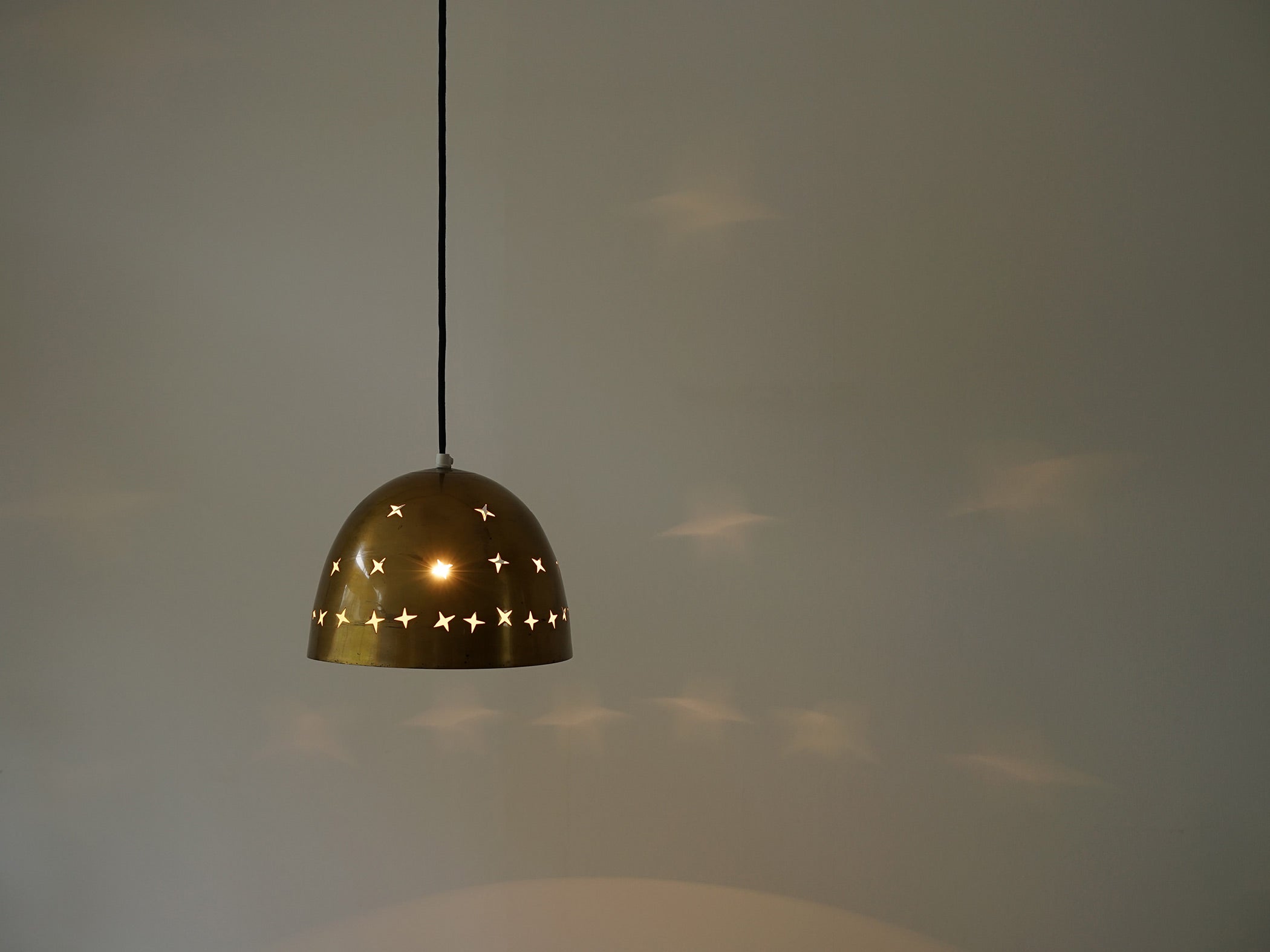 Orla Høyer（オーラ・ホイヤー）北欧ペンダントランプの点灯の様子